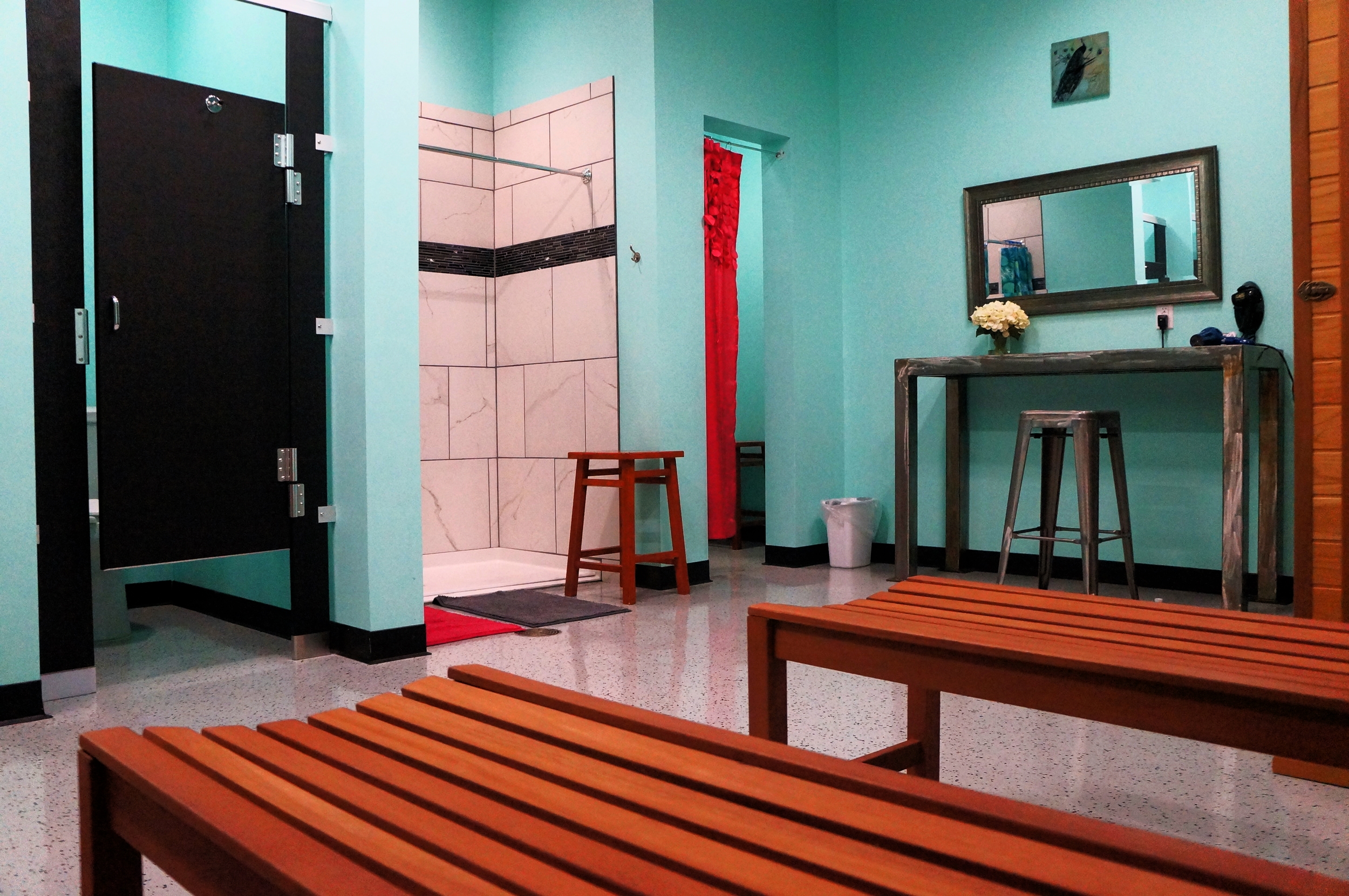 WOMEN'S LOCKER ROOM 